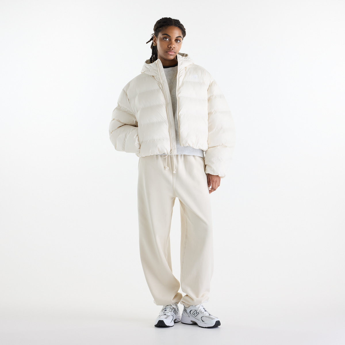 New Balance Boston Puffer Jacket in Linen, Ganzkörperansicht mit Streetwear-Styling