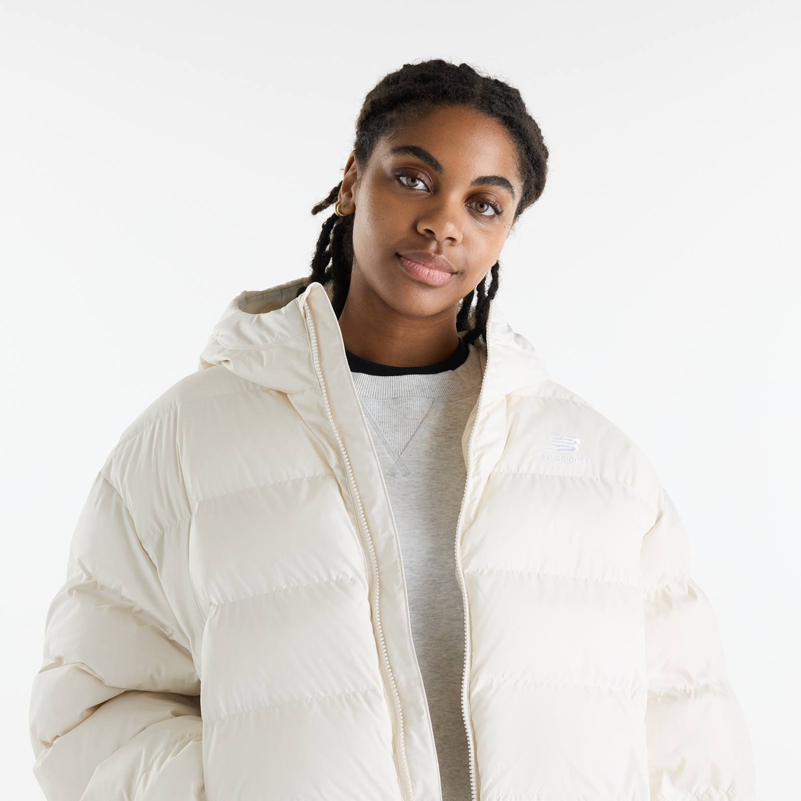 New Balance Boston Puffer Jacket in Linen, Detailansicht von Steppung und NB-Logo