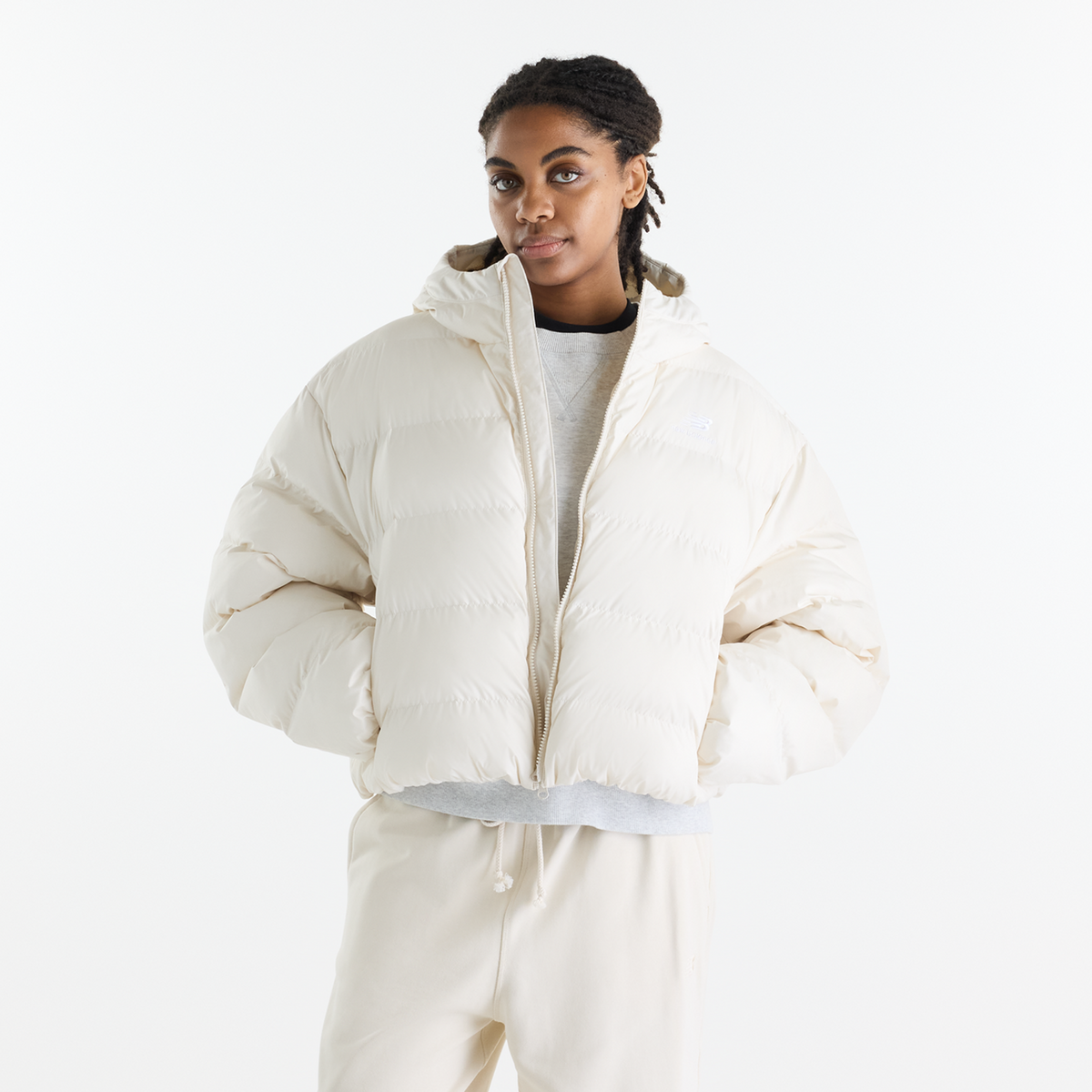 New Balance Boston Puffer Jacket in Linen, Vorderansicht am Model