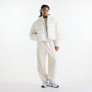 New Balance Boston Puffer Jacket in Linen, Ganzkörperansicht mit Streetwear-Styling