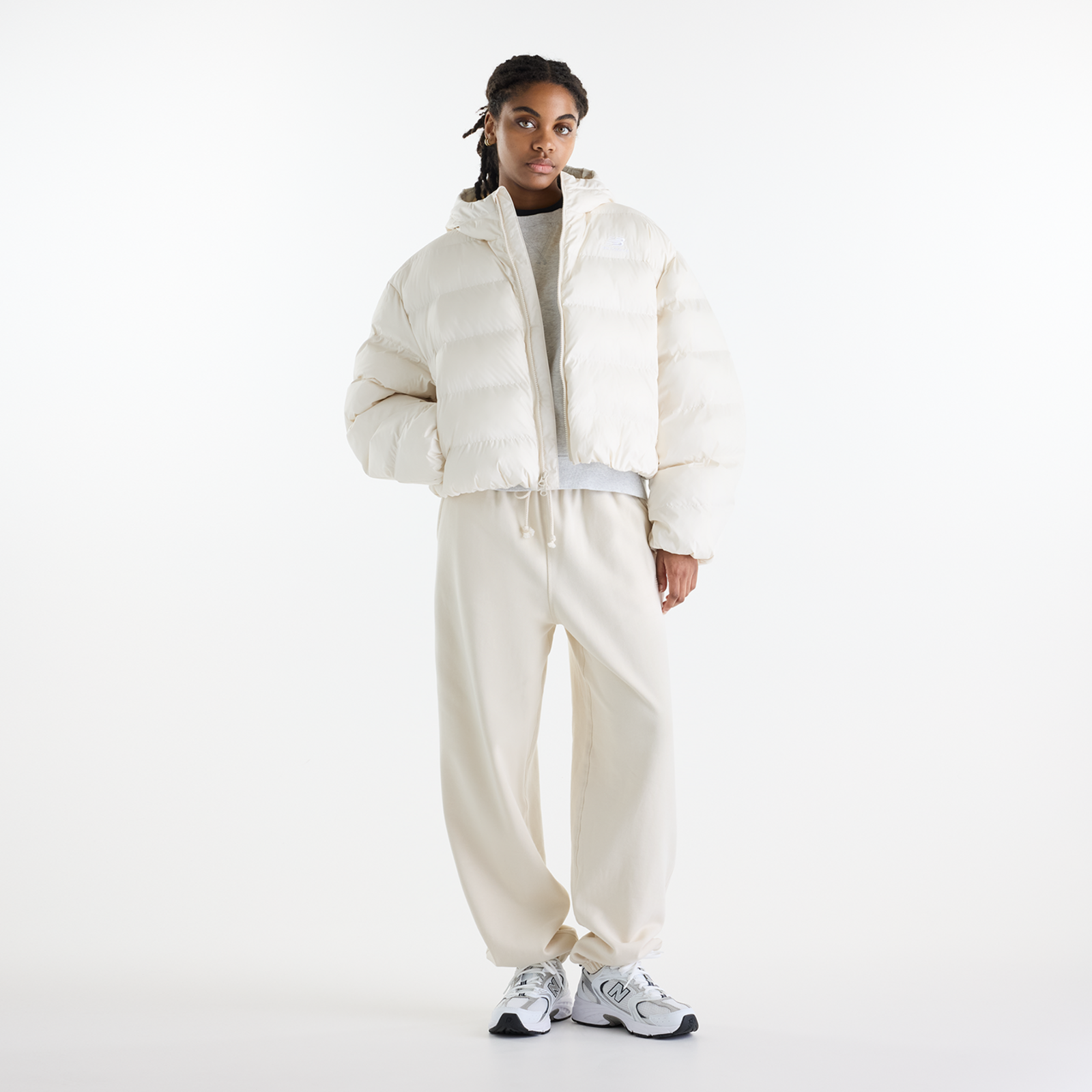 New Balance Boston Puffer Jacket in Linen, Ganzkörperansicht mit Streetwear-Styling