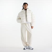 New Balance Boston Puffer Jacket in Linen, Ganzkörperansicht mit Streetwear-Styling
