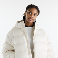New Balance Boston Puffer Jacket in Linen, Detailansicht von Steppung und NB-Logo