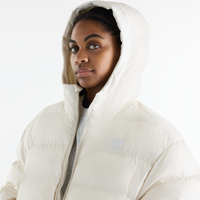 New Balance Boston Puffer Jacket in Linen, Detailansicht mit aufgesetzter Kapuze