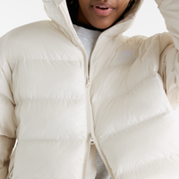 New Balance Boston Puffer Jacket in Linen, Nahaufnahme von Reissverschluss und NB-Logo